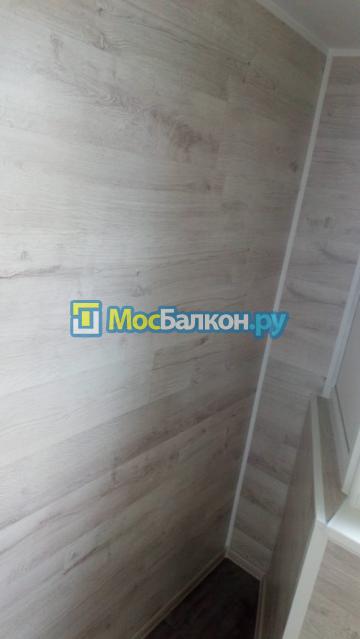 Отделка балкона ламинатом в доме П44 на лоджии формы "сапожок"