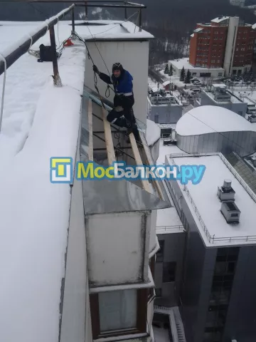 Крыша на балконе в Электроуглях монтаж и ремонт по выгодной цене от МосБалкон